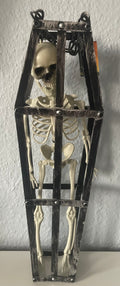 Halloween Hängedeko – Skelett im Käfig (50 cm)