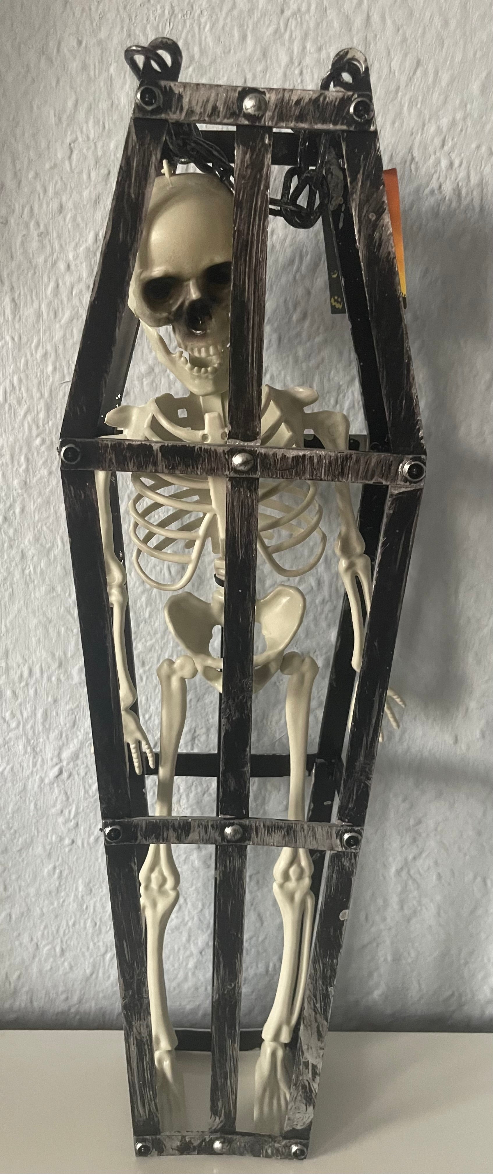 Halloween Hängedeko – Skelett im Käfig (50 cm)