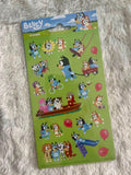 Bluey Play Aufkleber – Stickerbogen mit Spielmotiven, Bluey und Freunde auf grünem Hintergrund