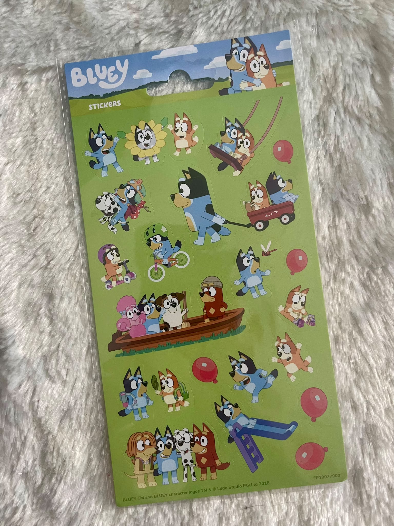 Bluey Play Aufkleber – Stickerbogen mit Spielmotiven, Bluey und Freunde auf grünem Hintergrund
