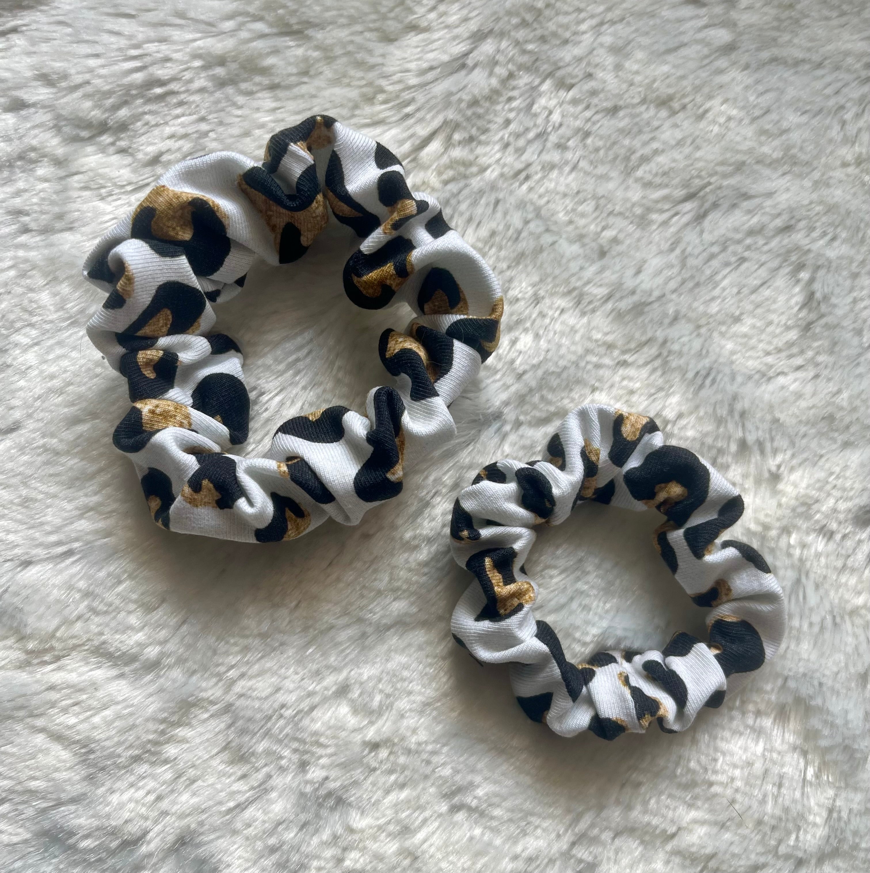 Handmade Scrunchie Leo Weiß-Gold